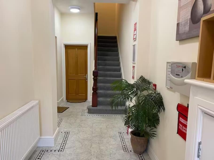 Private Parking, Central Llandudno, King Bed With Ensuite At Clement Lodge Экстерьер фото