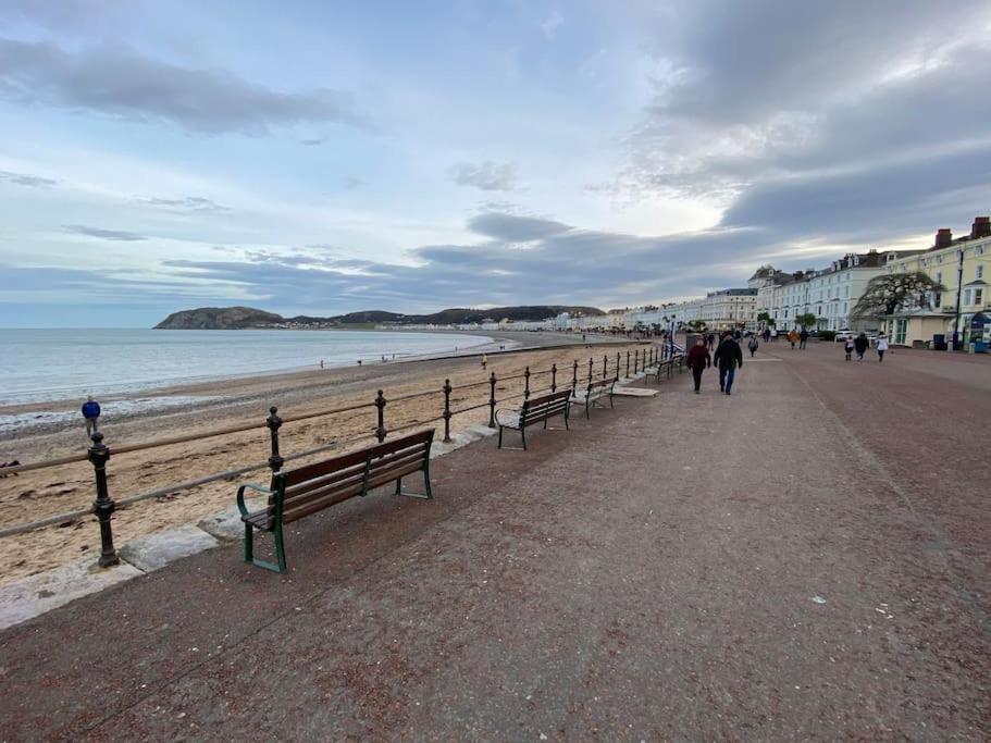 Private Parking, Central Llandudno, King Bed With Ensuite At Clement Lodge Экстерьер фото